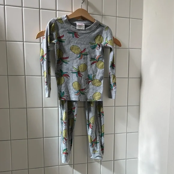 🍍Hanna Andersson Kids Pajama Set with Pineapple Print - Gray - Picture 3 of 5